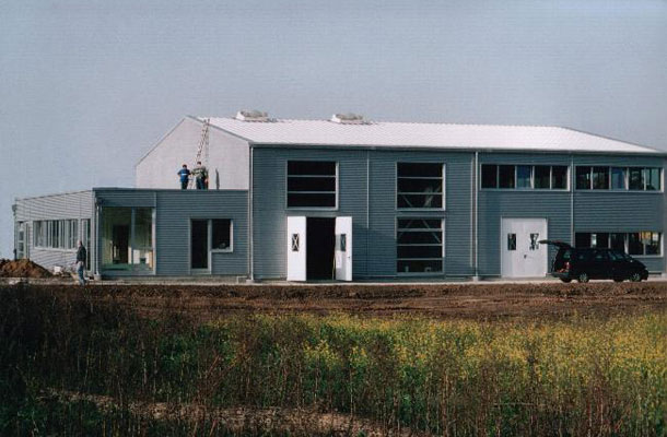 Gewerbehalle mit Büros
